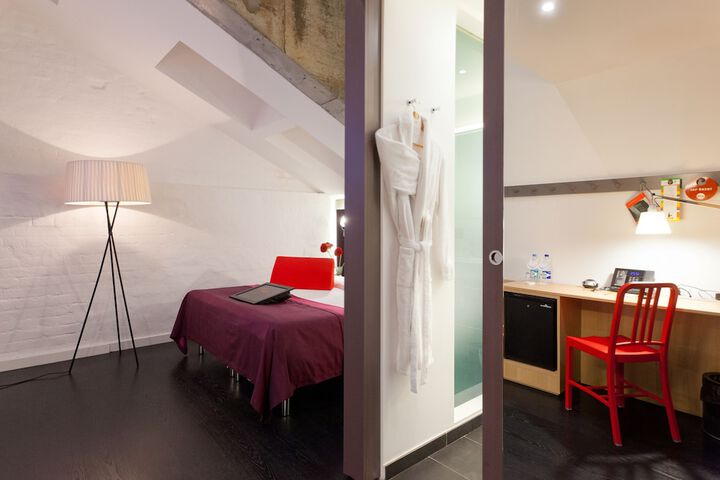 Room 7 of 42