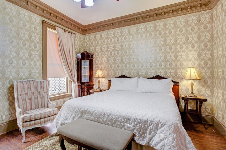 Room 33 of 82