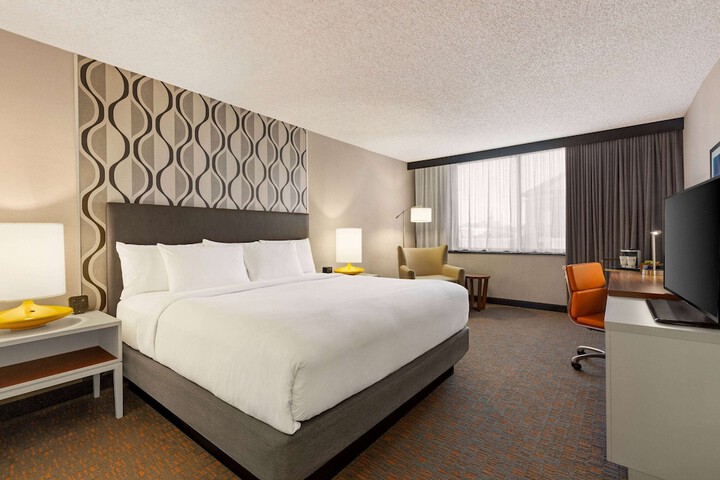 Executive King Bed (5 of 6)