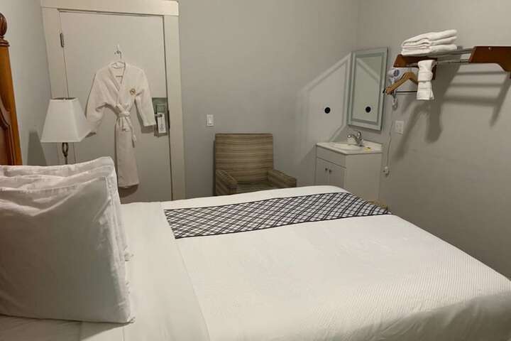 Queen Shared Bathroom (1 of 8)