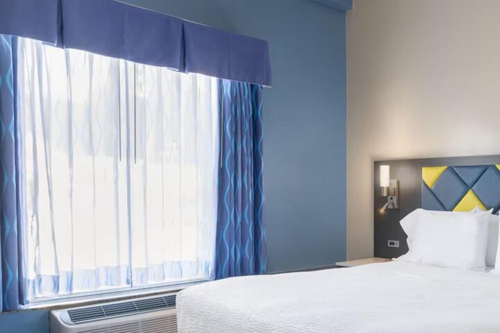 1 King Bed Accessible (9 of 9)