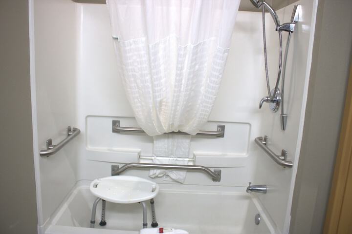 1 Queen Bed Accessible Room (8 of 12)