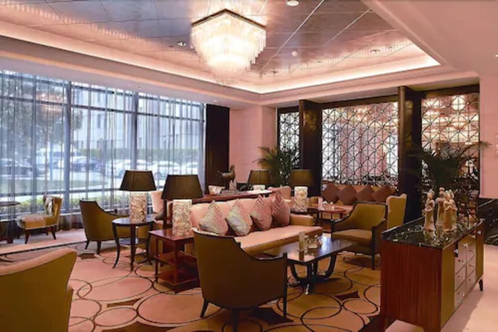 Lounge 68 of 76