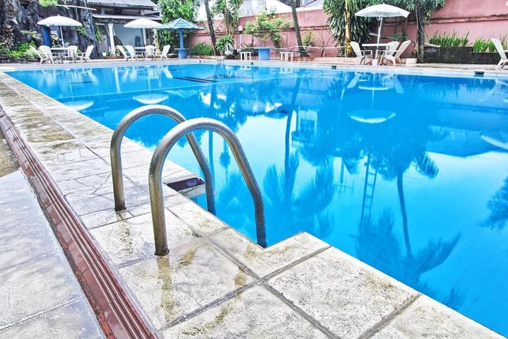 Hotel with Pool