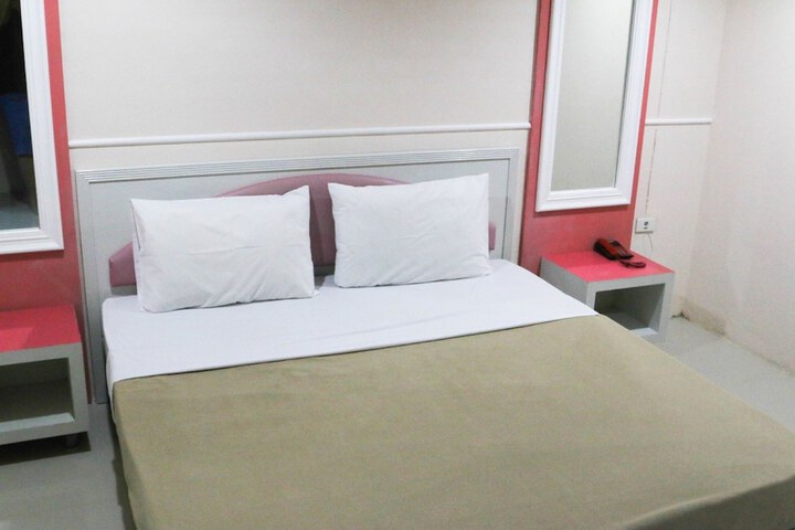 Room 13 of 16