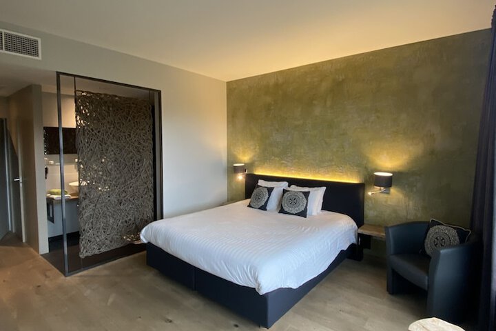 Room 28 of 65