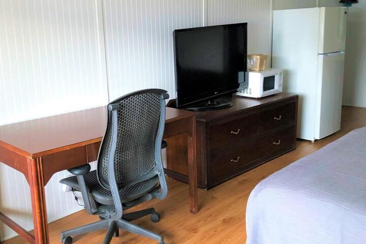 1 King Bed (5 of 11)