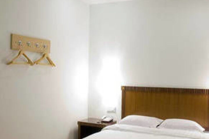 Room 9 of 33