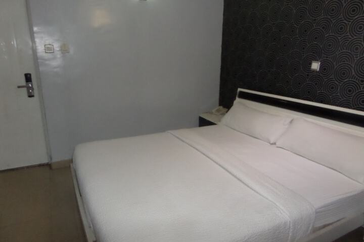 Room 7 of 28