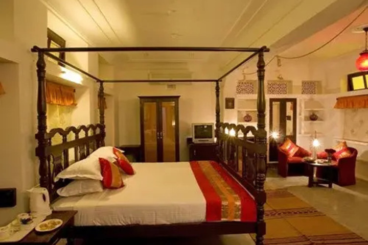 Room 4 of 13