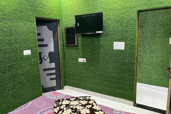 Room 6 of 16