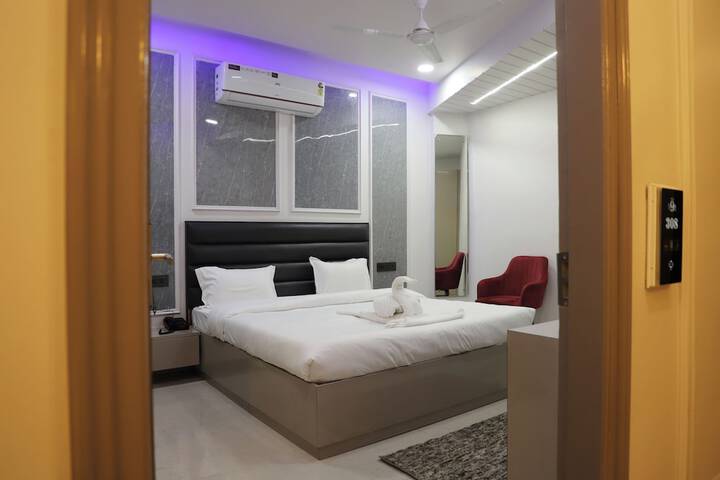 Room 8 of 11