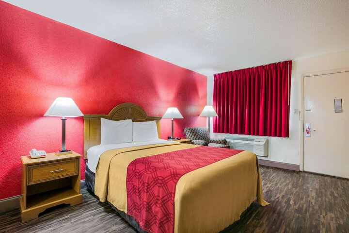 1 Queen Bed (3 of 7)