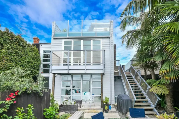 Designer Three Bedroom Home With Harbour Views