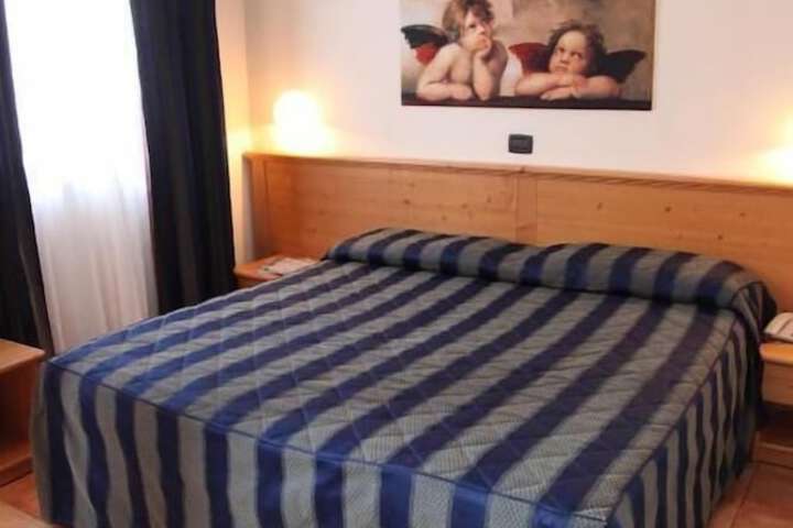 Room 13 of 38