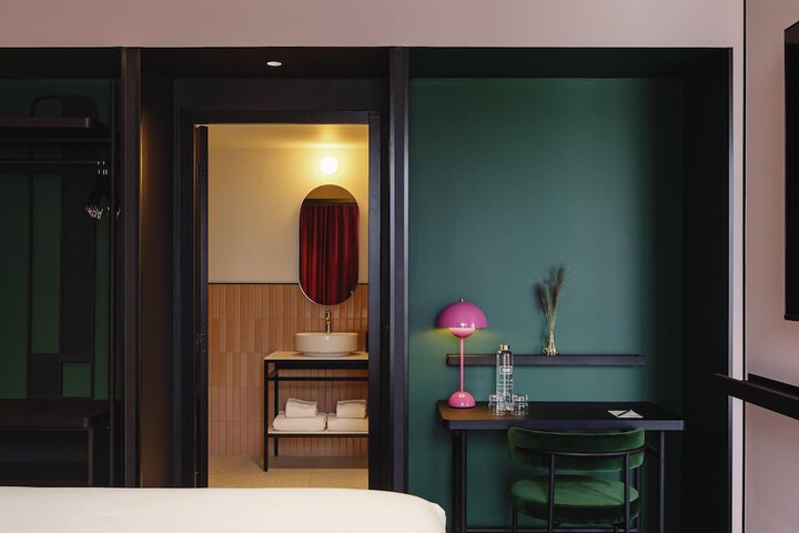 Room 33 of 108