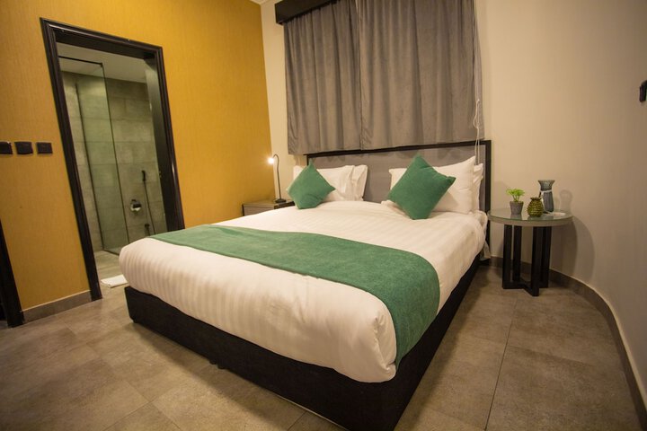 Room 32 of 60