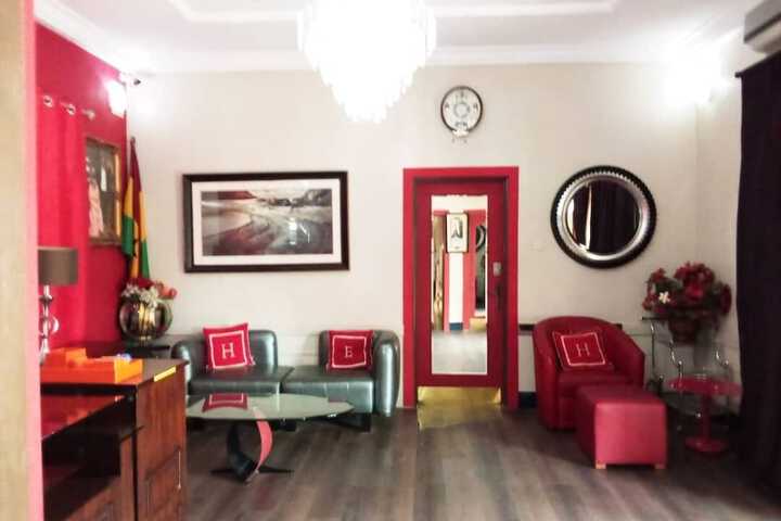 Lounge 13 of 18