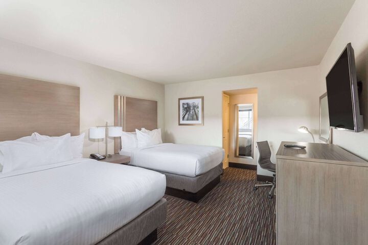 2 Double Beds (6 of 6)