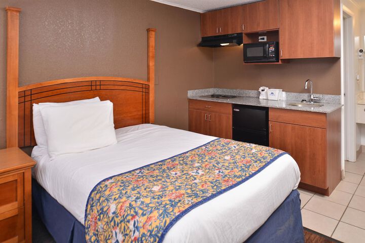 1 Queen Bed (5 of 7)