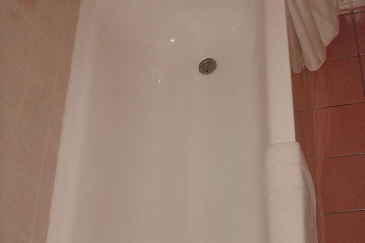 Deep soaking bathtub