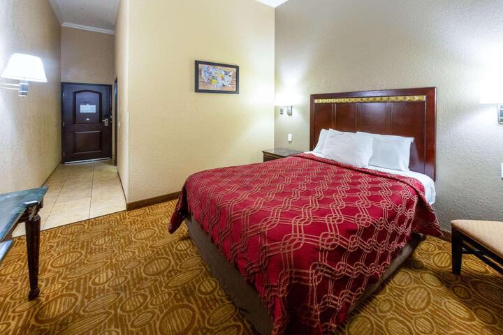 2 Queen Beds (5 of 15)