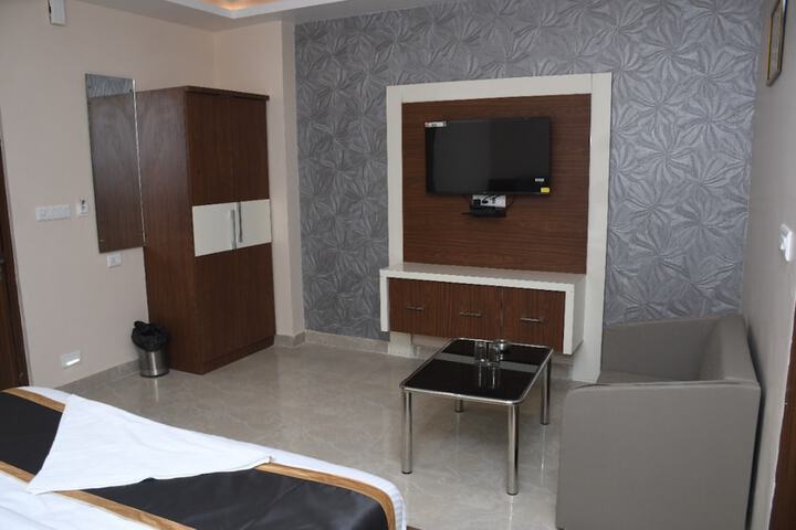 Room 8 of 18