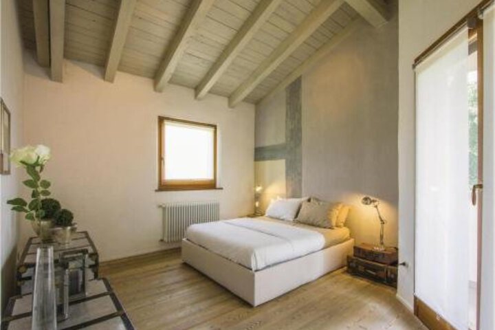 Room 2 of 9