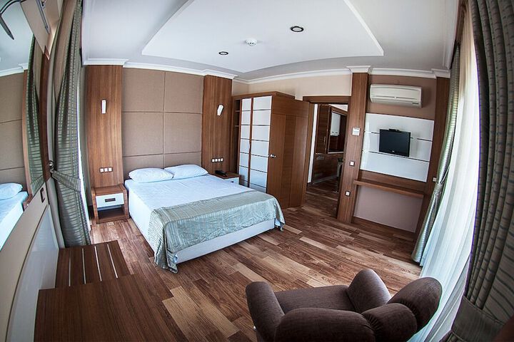 Room 5 of 28