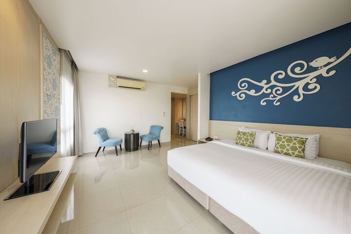 Room 10 of 32