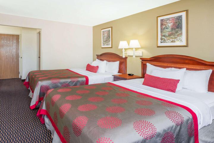 2 Queen Beds (2 of 14)