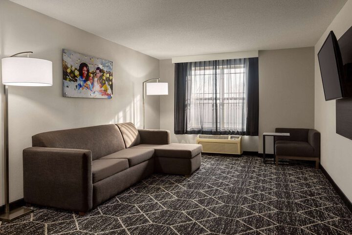 Room 32 of 81