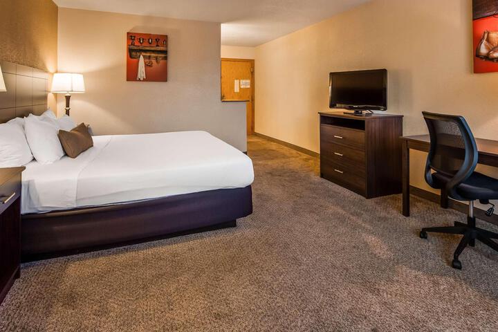 1 King Bed First Floor Microwave and Refrigerator WiFi Full Breakfast (21 of 26)