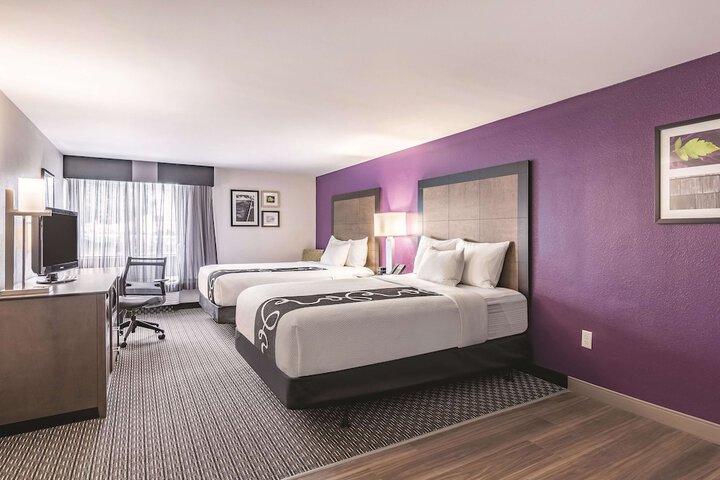 1 Queen Bed Deluxe (3 of 18)