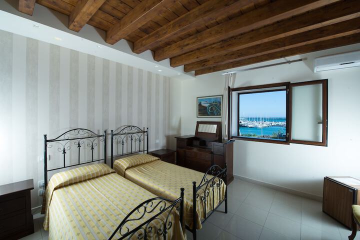 Room 20 of 33