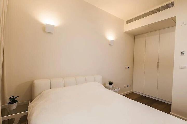 Room 12 of 83