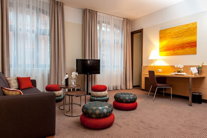 Room 10 of 101