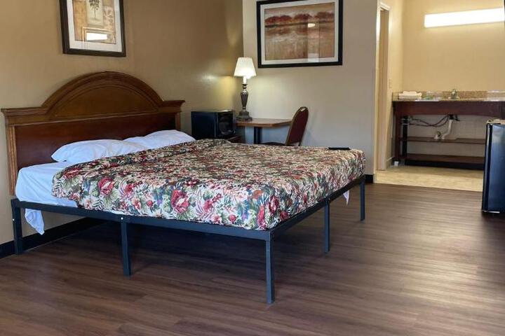DELUXE INN