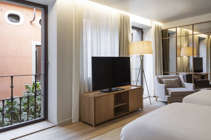Room 10 of 90