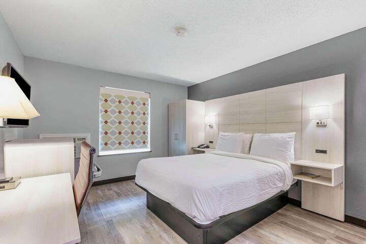 1 King Bed Deluxe Room (7 of 10)