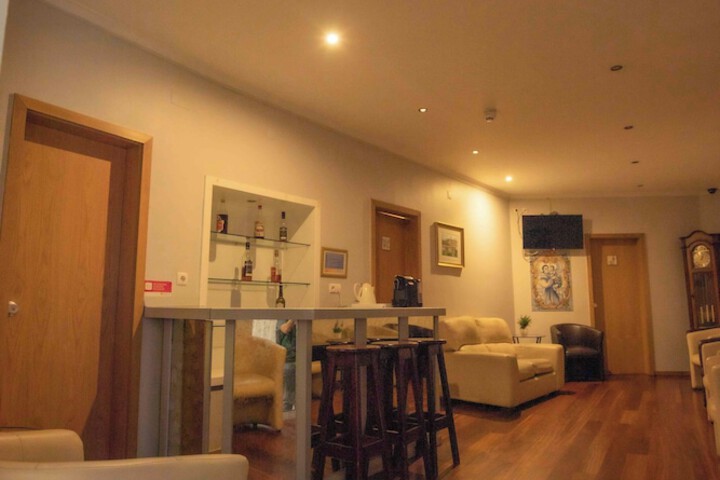 Lounge 44 of 49