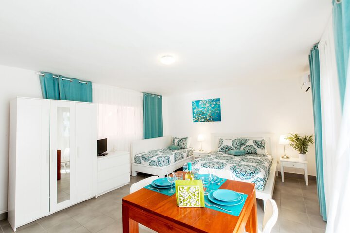 Room 4 of 83
