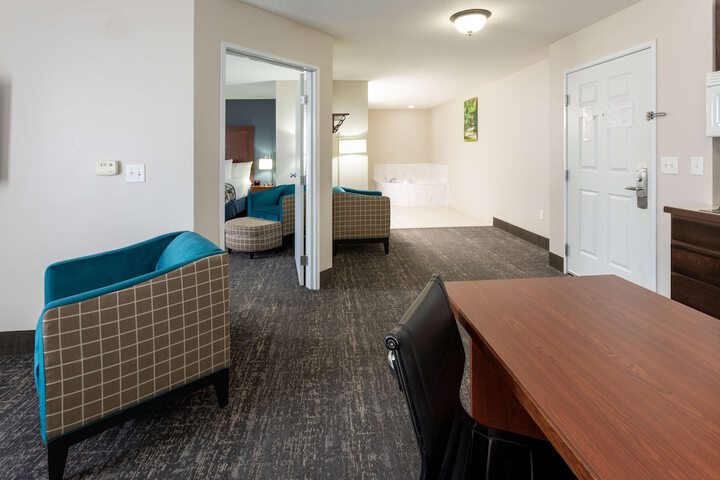 Studio Suite Queen Bed Accessible (3 of 8)