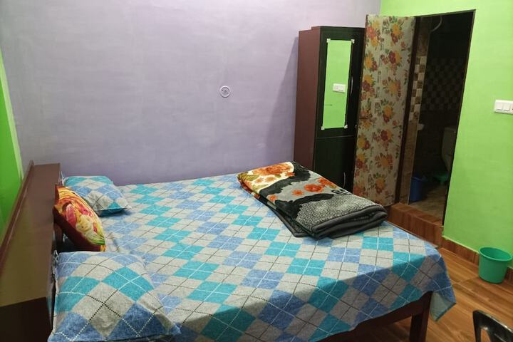 Room 4 of 16