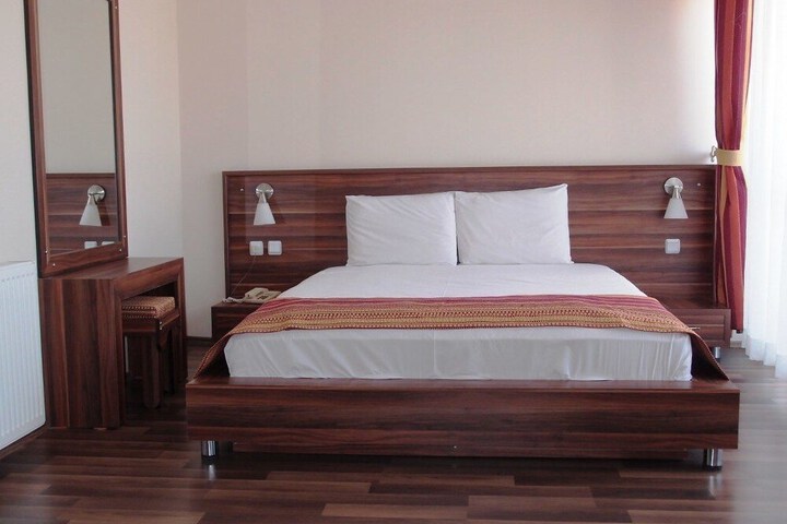 Room 10 of 28
