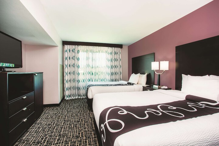 1 King Bed Deluxe Executive Suite (2 of 4)
