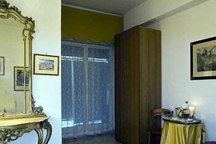 Room 27 of 40