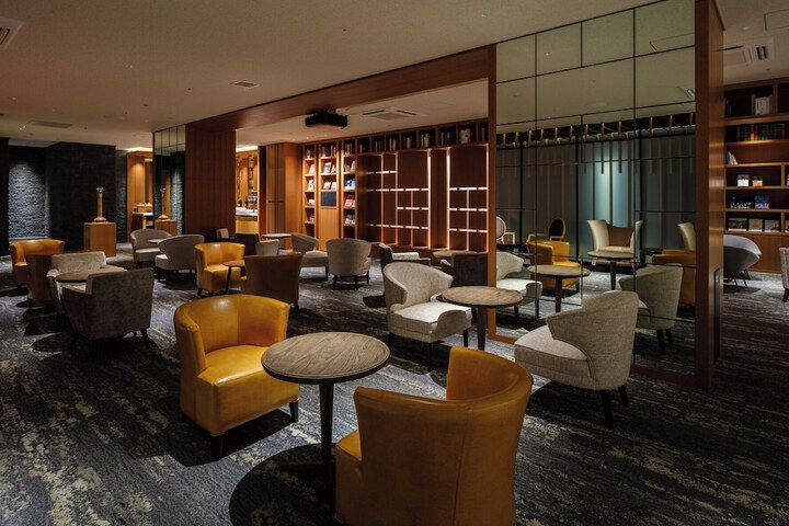 Lounge 72 of 82