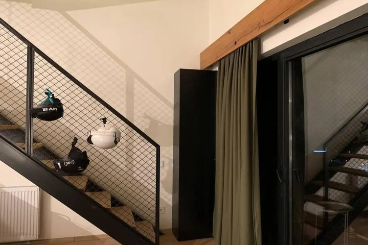 Room 11 of 16