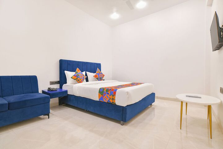 Room 10 of 28
